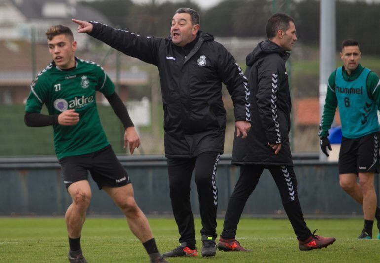Carlos Pouso, dando indicaciones en su primer entrenamiento en La Albericia.