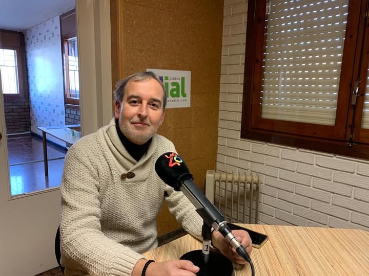 Alfonso Adán en los estudios de Cadena Dial Binéfar, emisora que forma parte de Ser Aragón Oriental