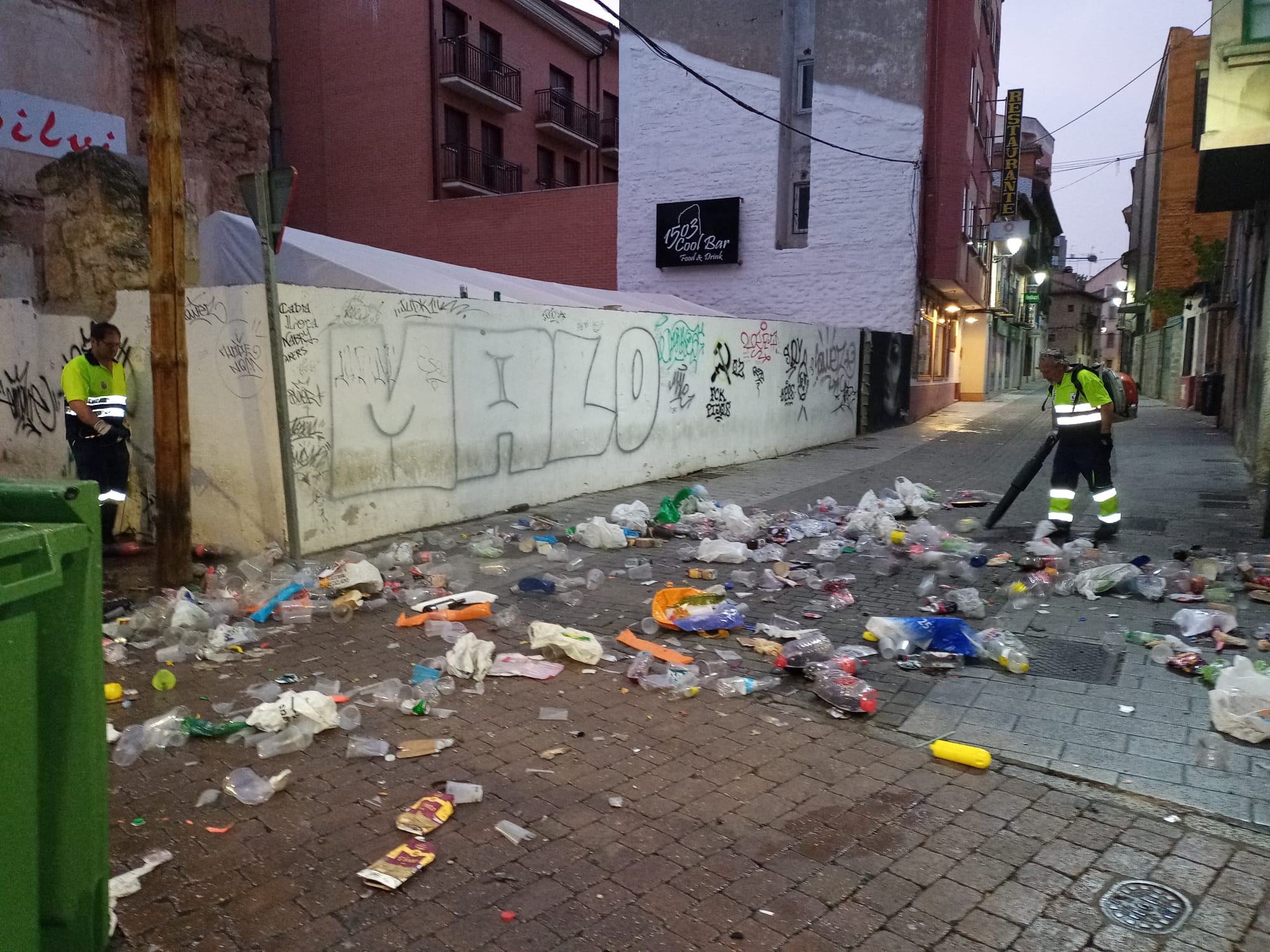 Imagen de archivo de suciedad acumulada en el centro de Aranda tras eventos multitudinarios