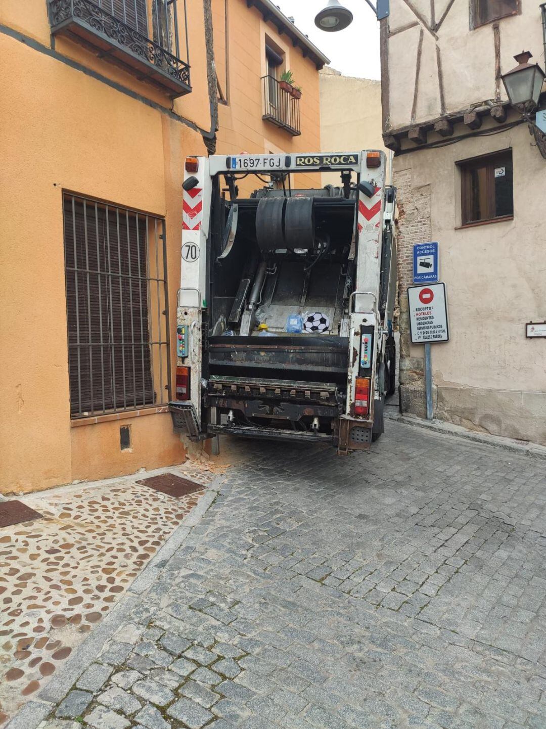 Camión atascado junto al Arco del Socorro