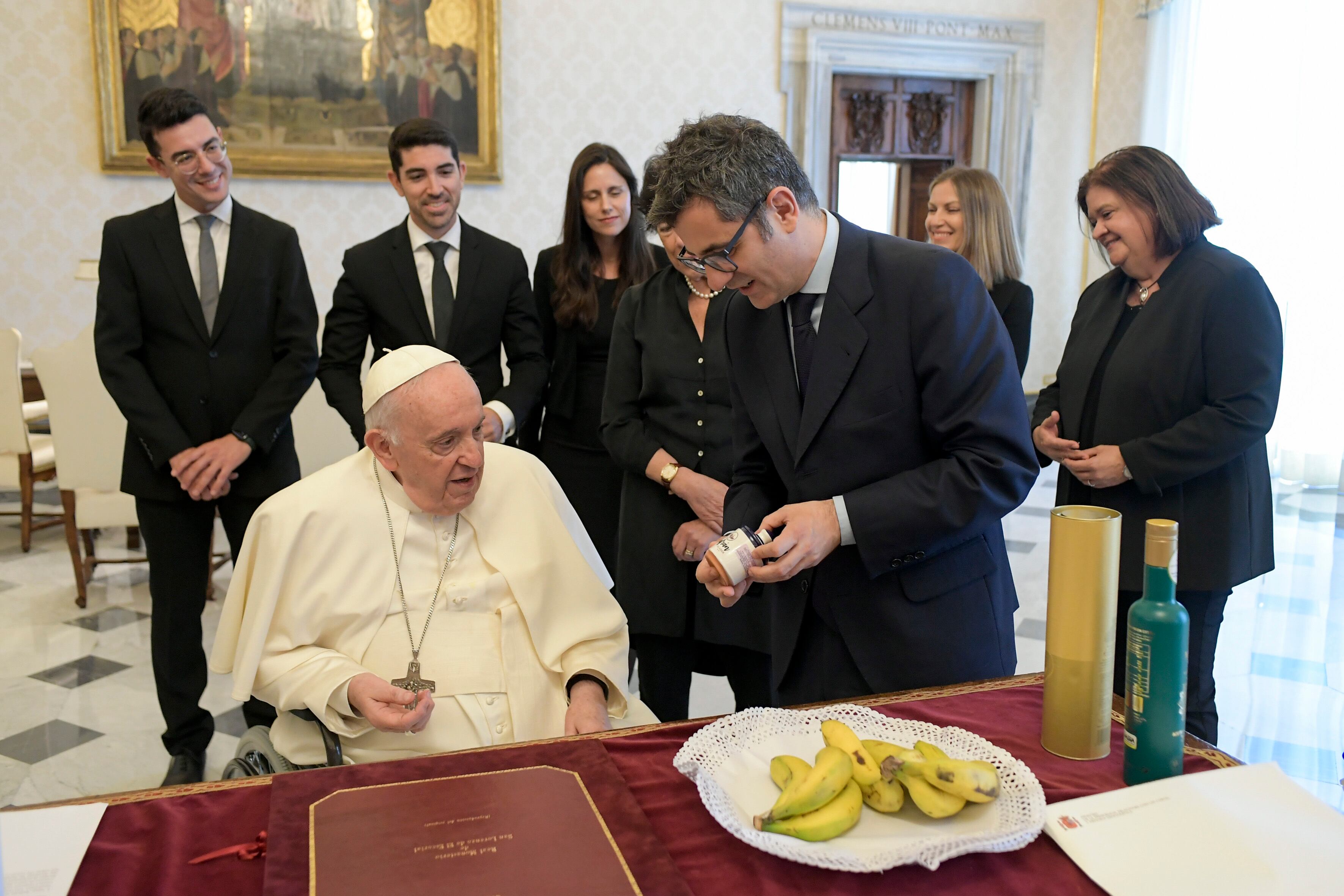 CIUDAD DEL VATICANO, 13/06/2022.- El ministro español de la Presidencia, Félix Bolaños, obsequia al papa Francisco con plátanos cultivados en la isla de La Palma, una copia iluminada de un extracto de las Cantigas de Santa María, azafrán de Villafranca de los Caballeros (Toledo) y dos botellas de aceite de Jaén, durante una audiencia privada en el Vaticano, este lunes. EFE/ Vaticanmedia SOLO USO EDITORIAL/SOLO DISPONIBLE PARA ILUSTRAR LA NOTICIA QUE ACOMPAÑA (CRÉDITO OBLIGATORIO)
