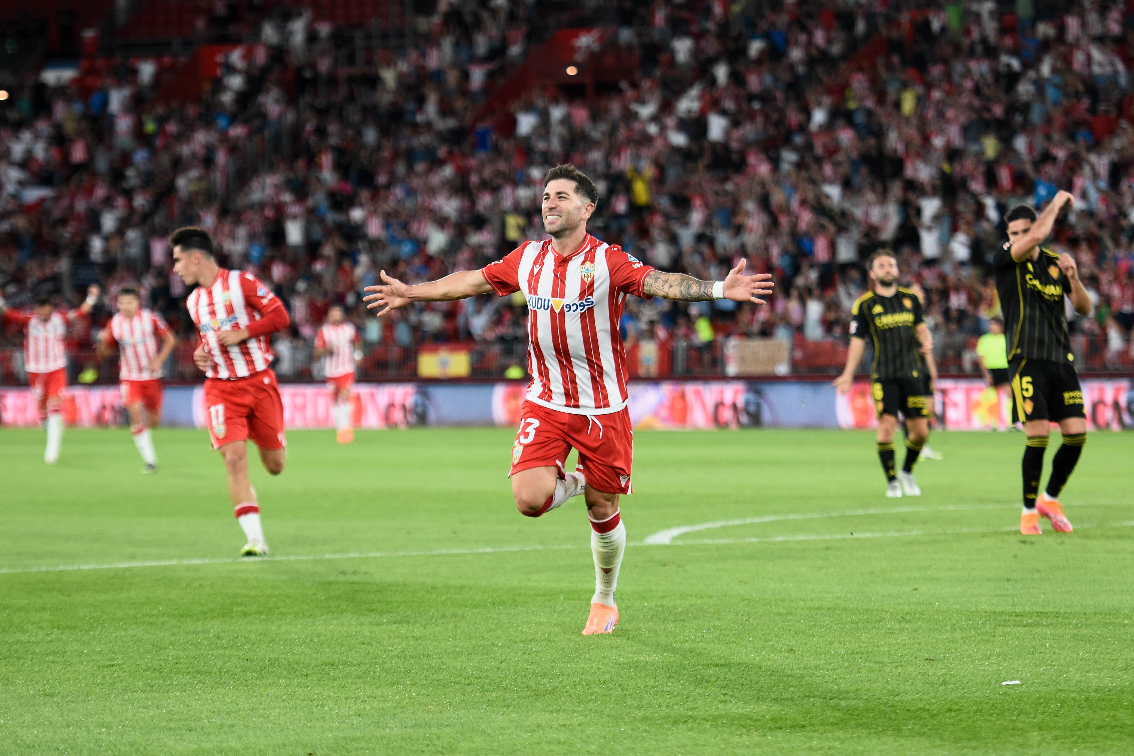 El ‘23’ del Almería celebra su gol al Zaragoza en el Estadio Mediterráneo.