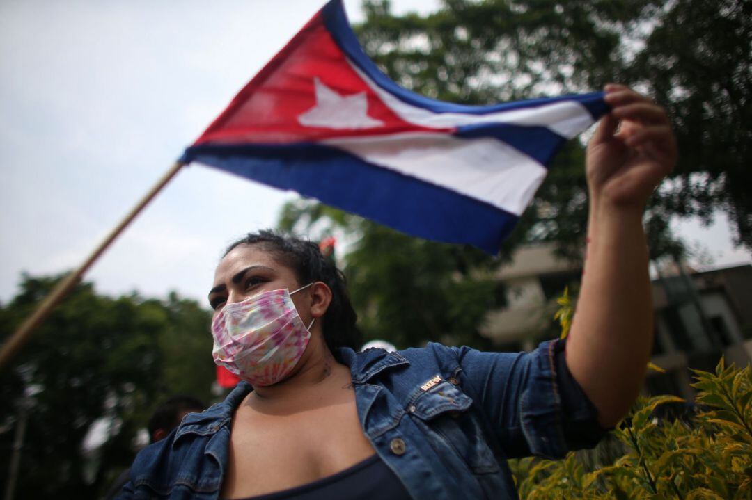 Cubanos radicados en México participan en una protesta a las afuera del consulado de Cuba en la Ciudad de México. 