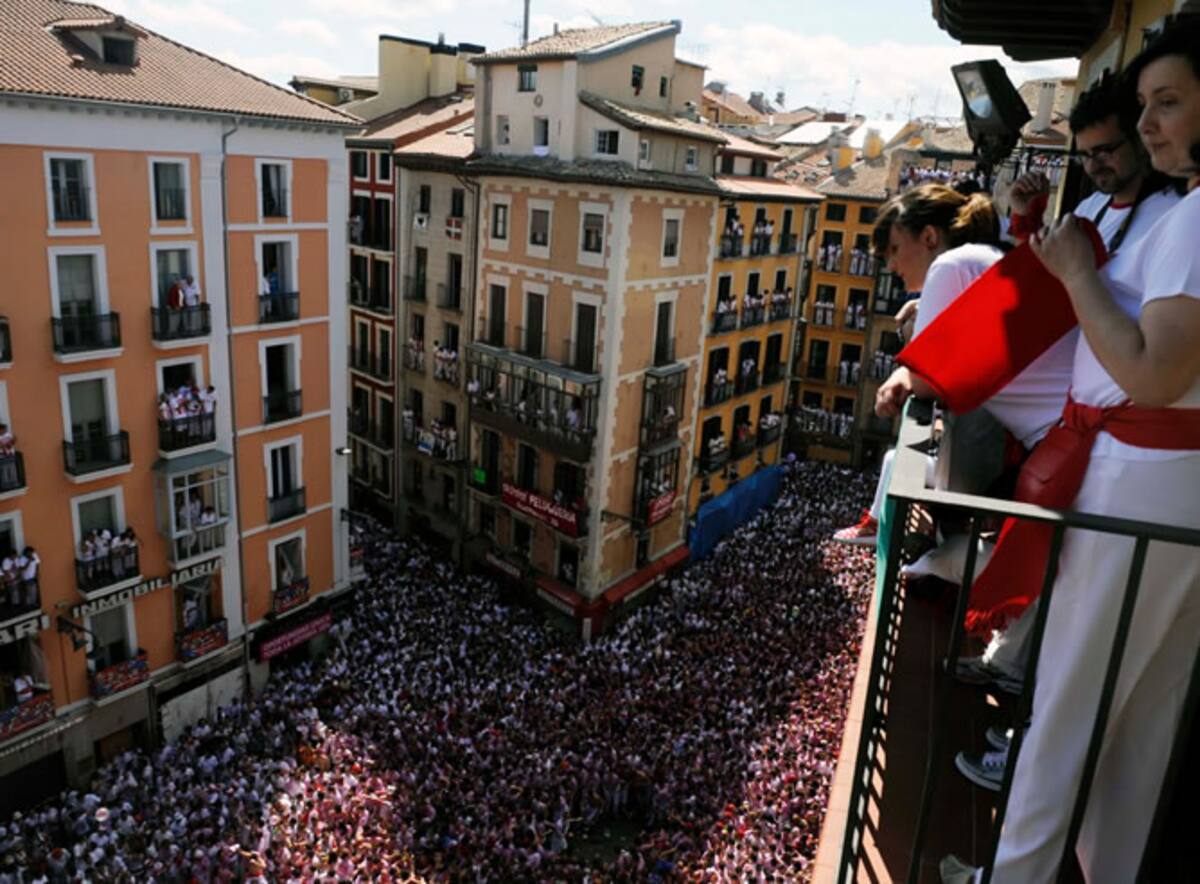 Vecinos de Pamplona contemplan el 'chupinazo'