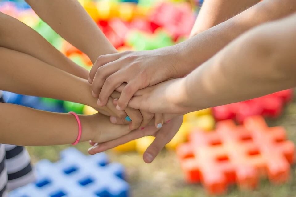 Esta iniciativa se destina a fomentar la participación ciudadana de los niños y los adolescentes, el debate, el pensamiento crítico y mejorar las habilidades sociales entre otras cosas