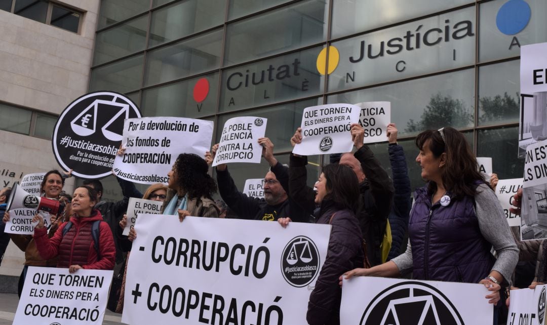 Protesta a las puertas de la Ciudad de la Justicia de València durante la celebración del juicio del caso Blasco