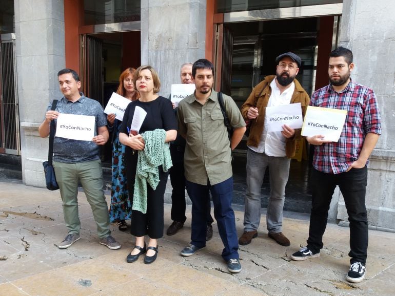 Ana Taboada, portavoz de Somos, y los dos concejales de su grupo, Fernando Villacampa (izq.) y Rubén Rosón (dcha.) junto a algún trabajador del área de Licencias, muestran el hastag &#039;yoConNacho&#039; de apoyo al edil de Urbanismo, Ignacion Fernández del Páramo