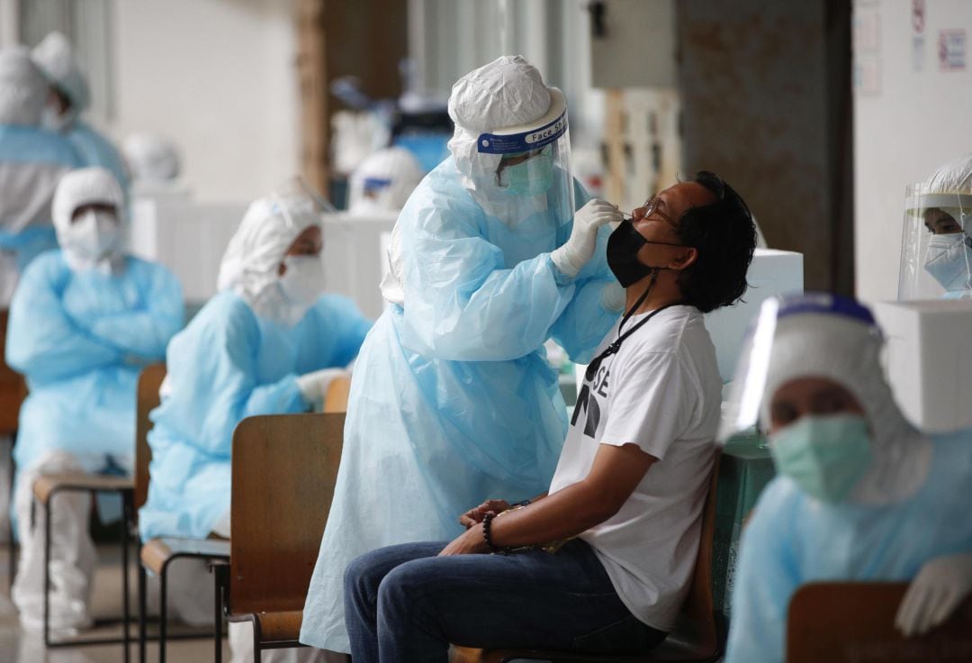 Un hombre se hace una prueba contra el coronavirus en Bangkok, Tailandia