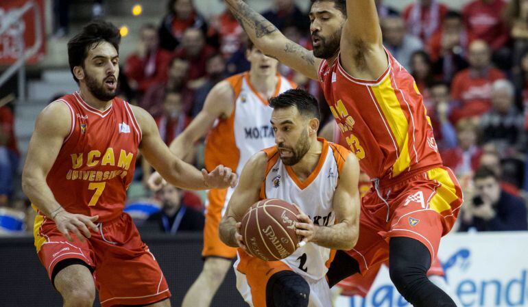 El base de Montakit Fuenlabrtada Marko Popovic (c) protege el balón ante el base argentino de UCAM Murcia Campazzo (i) y el pívot brasileño Cesar Lima (d), hoy durante el partido de la décimo quinta jornada de la liga regular Endesa, que ha enfrentado a l