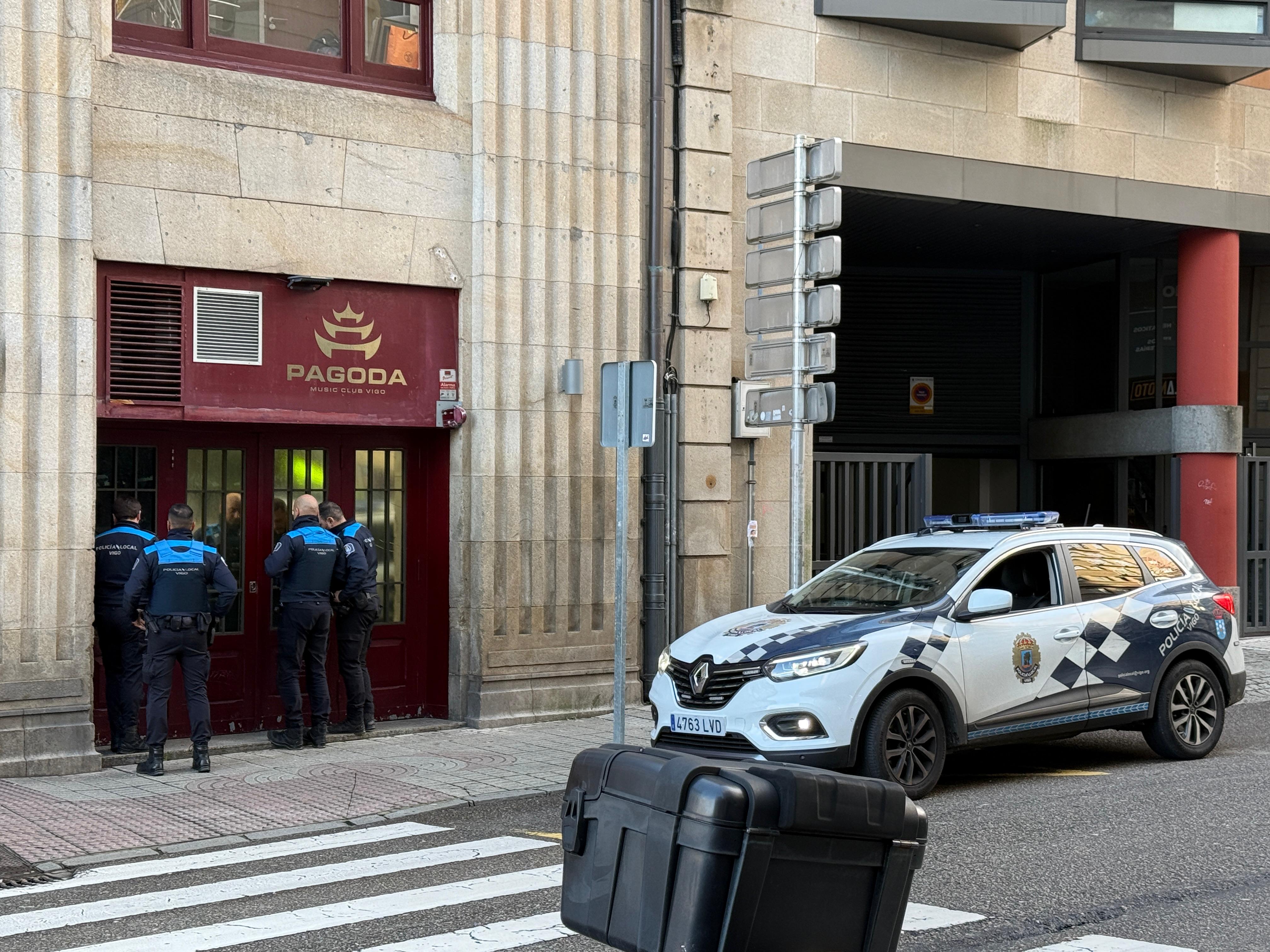 Policía Municipal en la discoteca Pagoda.