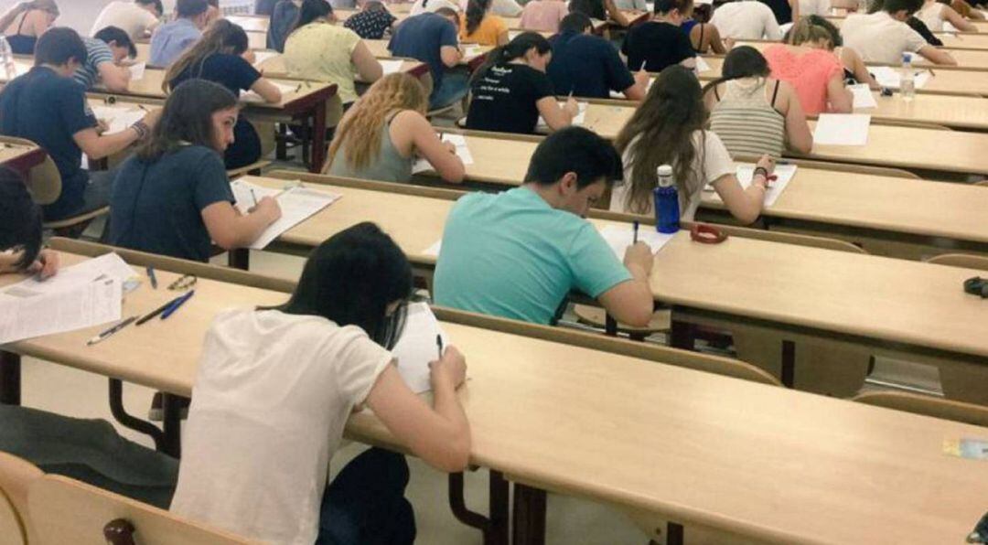 Alumnos en un examen de Selectividad 