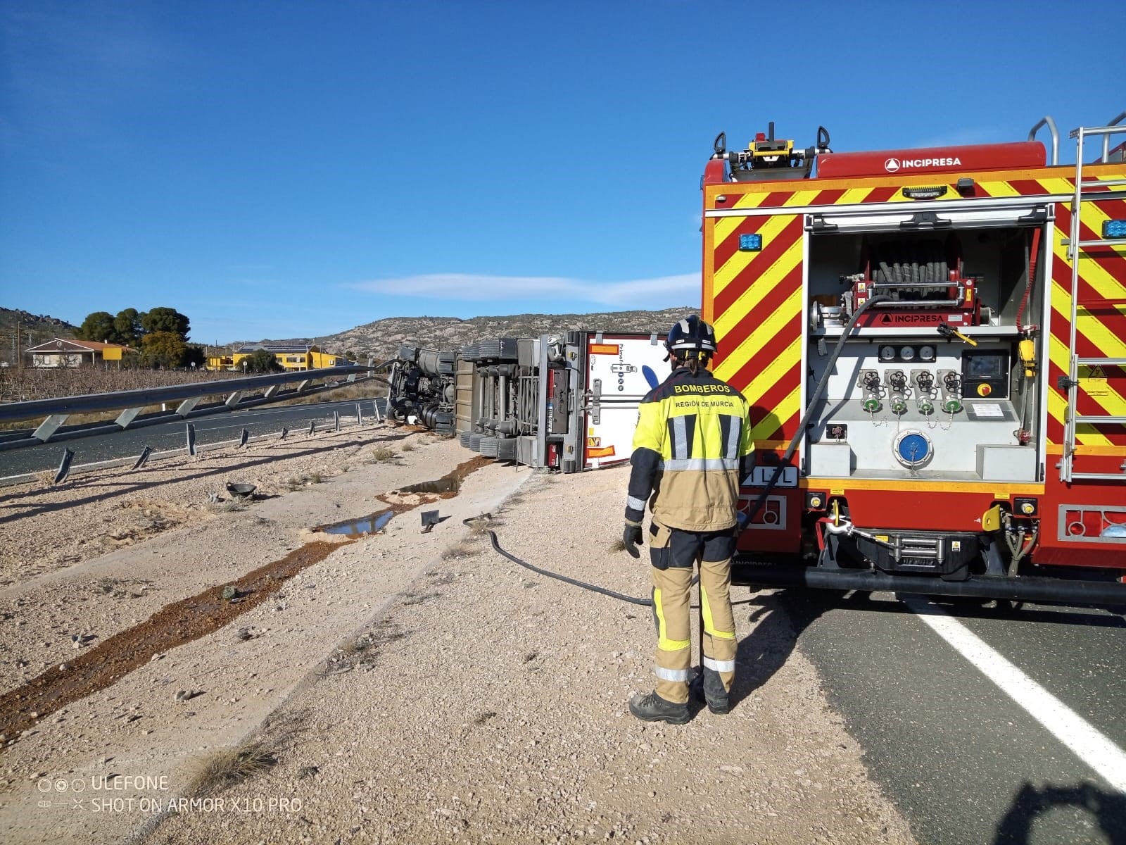 Herido un camionero al volcar su vehículo en la A-33, en Jumilla