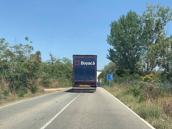 La carretera pasa de dos a un carril por el estrechamiento del puente