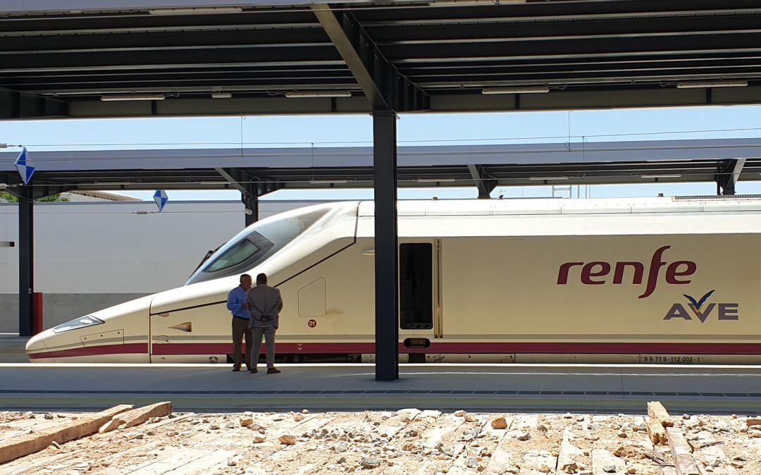 El AVE en pruebas en la estación de Granada