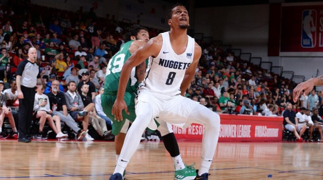 Petr Cornelie, durante un partido con la camiseta de los Denver Nuggets.