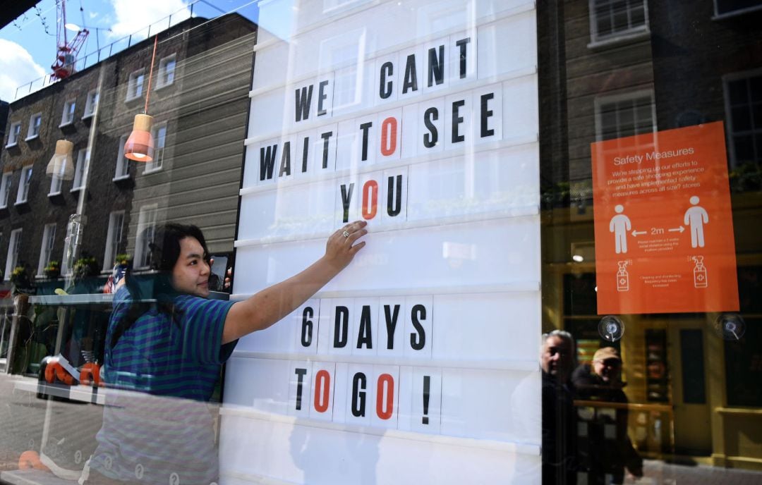 Reino Unido se prepara para la segunda fase del desconfinamiento. En la imagen, el trabajador de una tienda de ropa de Londres, este martes.