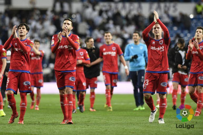 Los jugadores del Numancia agradecen a los aficionados rojillos su apoyo al término del partido.