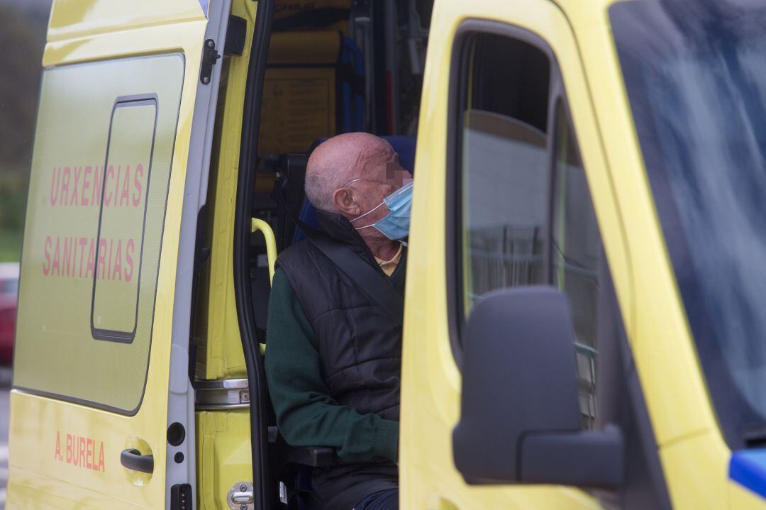 Un anciano permanece dentro de una ambulancia tras ser trasladado de la residencia de ancianos de San Cibrao.