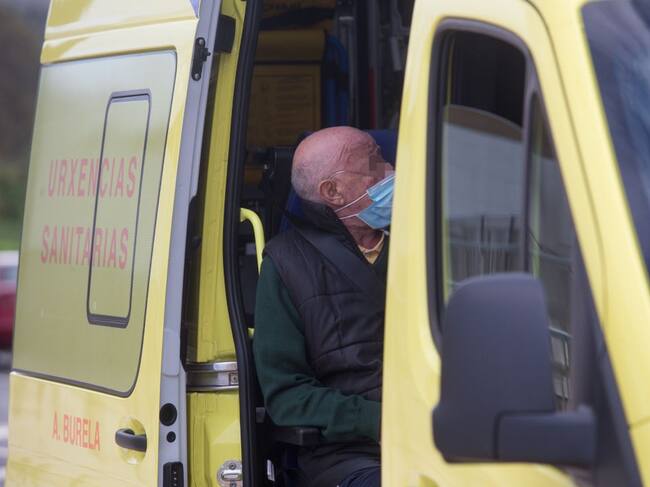 Un anciano permanece dentro de una ambulancia tras ser trasladado de la residencia de ancianos de San Cibrao.