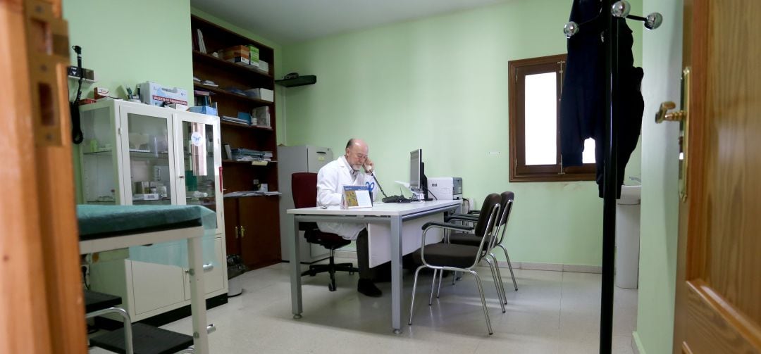 Médico trabajando en el consultorio local.