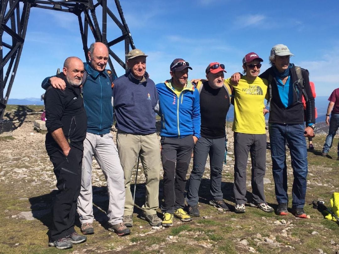 Los alpinistas en la cumbre del Gorbea.