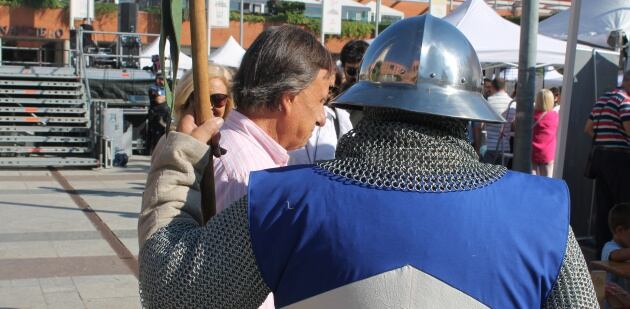 El alcalde de Alcobendas, Ignacio García de Vinuesa, charla con un miembro de los Mercenarios del Tiempo