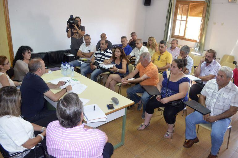 El consejero de Medio Ambiente y Rural, Políticas Agrarias y Territorio, Santos Jorna, durante la reunión que ha mantenido este miércoles en Hoyos con representantes de los 19 municipios que conforman la Mancomunidad de Sierra de Gata.