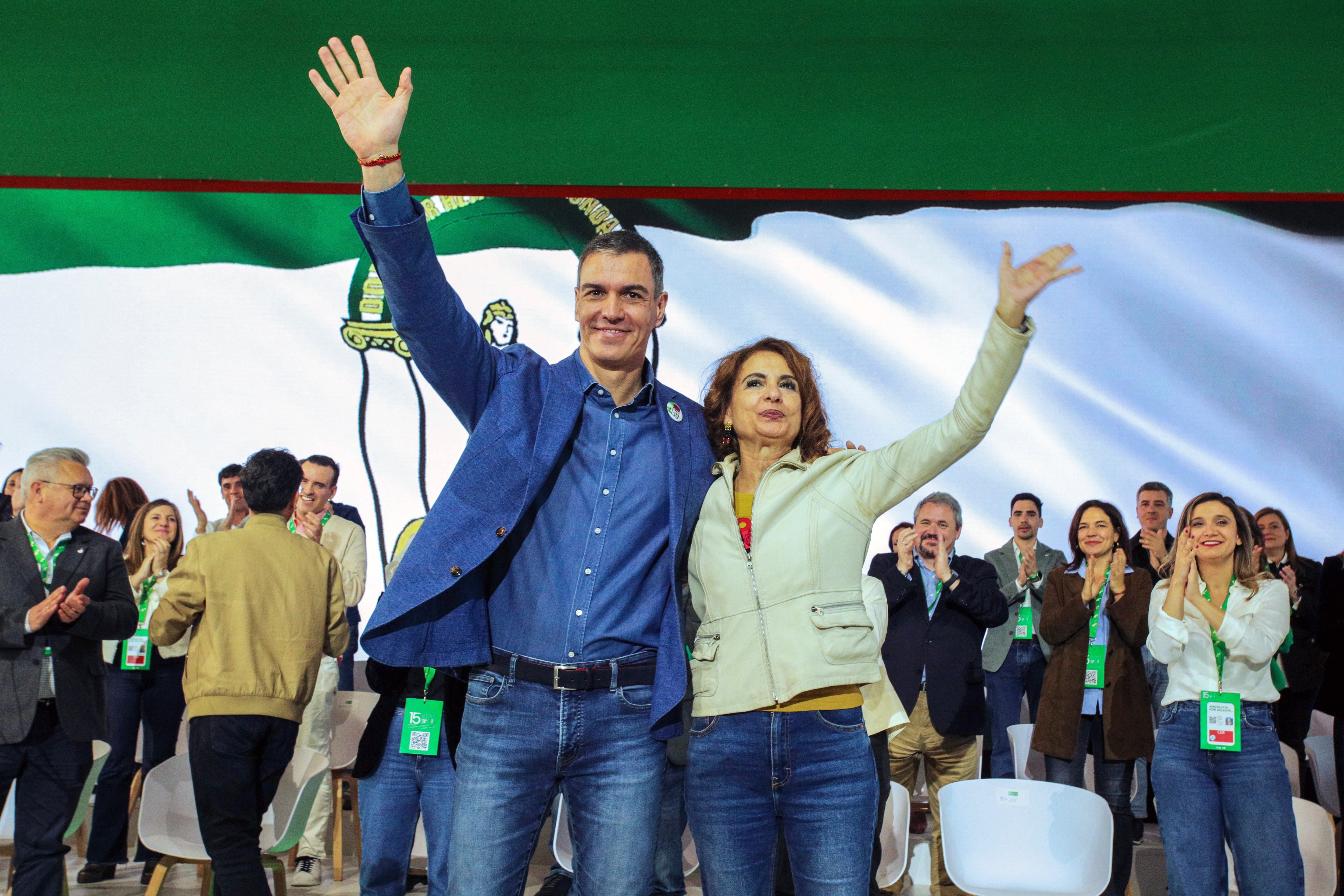 ARMILLA (GRANADA), 23/02/2025.- El presidente del Gobierno, Pedro Sánchez, junto a la vicepresidenta primera del Gobierno y nueva secretaria del partido Socialista de Andalucía, María Jesús Montero, durante la clausura del 15º Congreso del Partido Socialista Andaluz este domingo, en Armilla (Granada). EFE/Pepe Torres
