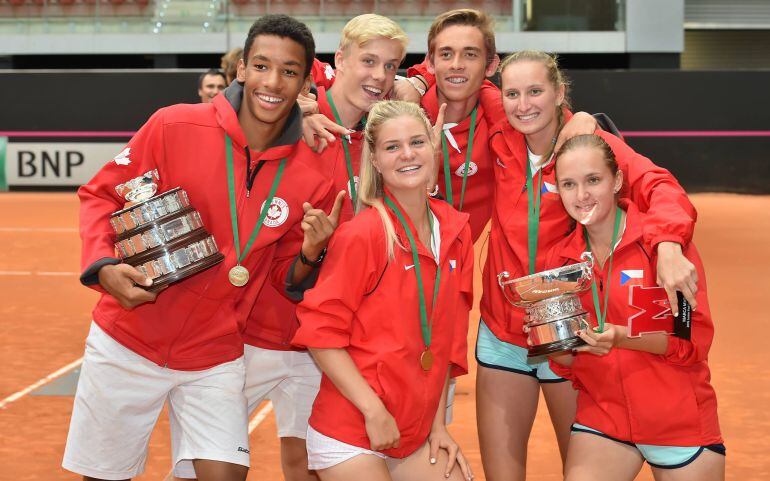 Los equipos de Canadá y República Checa posan con los trofeos de campeones.