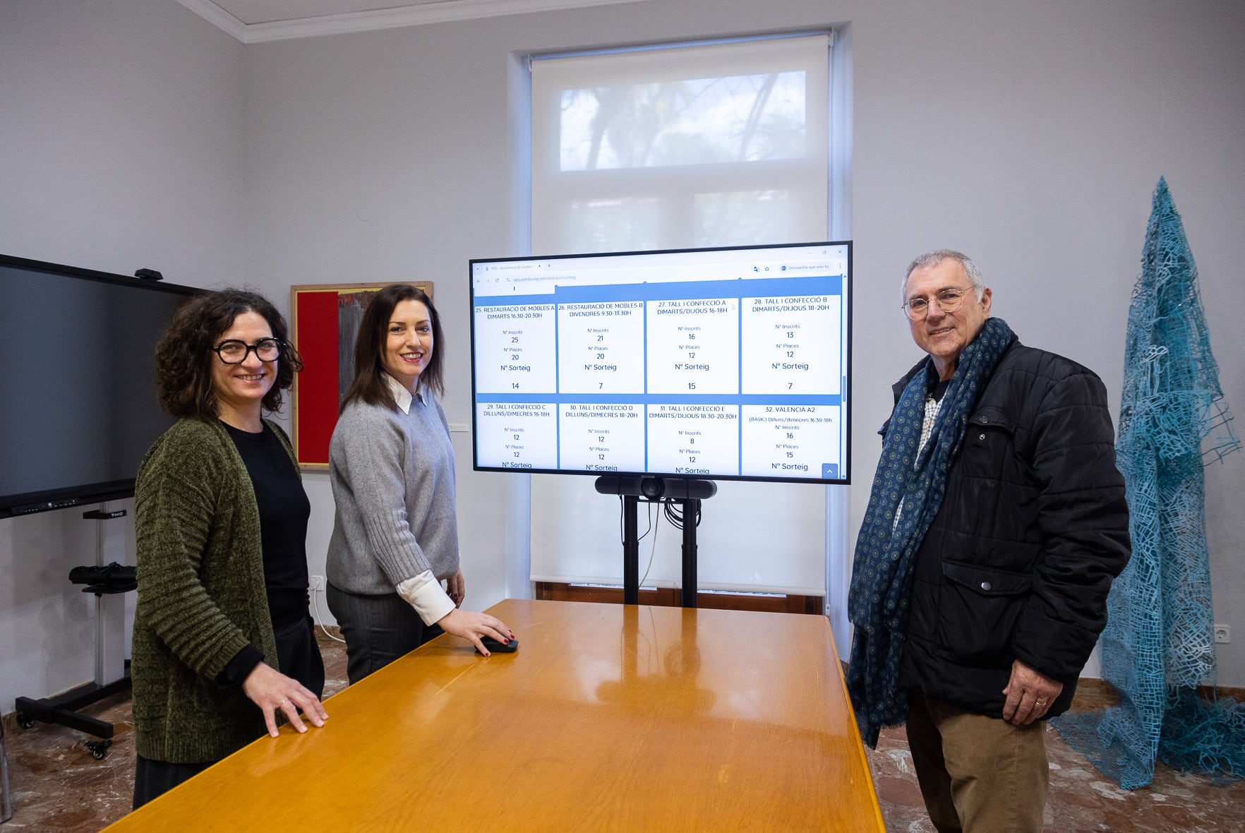 El sorteo en el salón Laval del Ayuntamiento de Gandia, presidido por la concejala de Educación, Esther Sapena. También contó con Enrique Doménech Pla, Titular del órgano de apoyo de la Junta de Gobierno de la ciudad de Gandia; además del personal responsable de la gestión y administración de la UPG y responsables informáticos del consistorio.