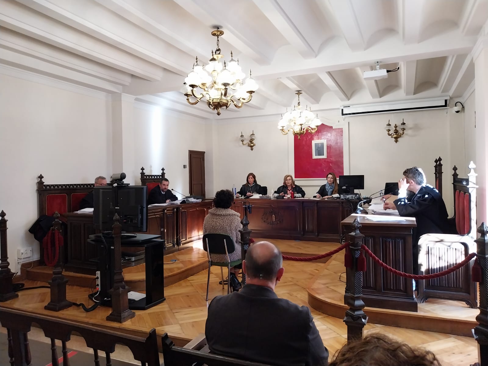 Un momento del juicio, con Alberto Vega en primer término, mientras declara Gema Neira