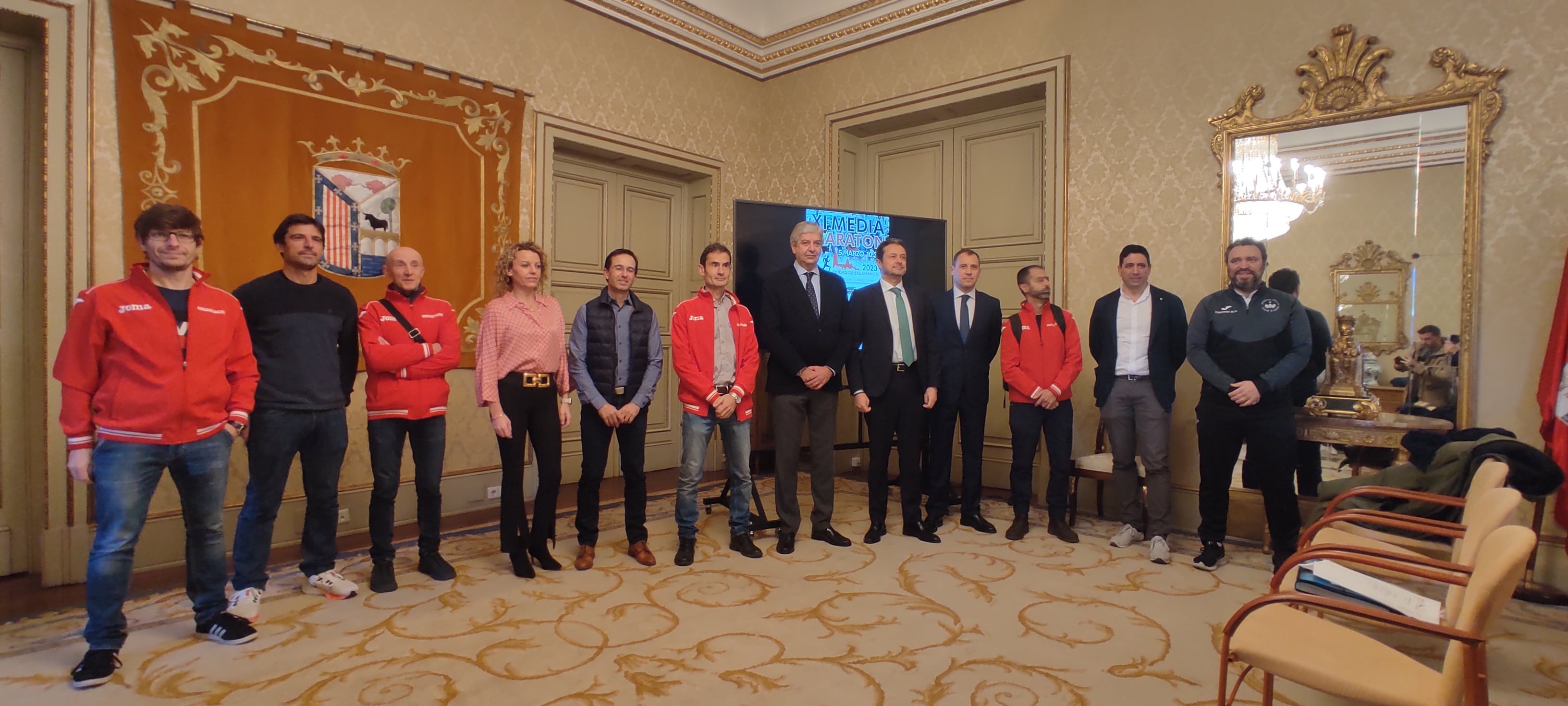 Foto de familia de la presentación de la Media Maratón Ciudad de Salamanca 2023/ Radio Salamanca Cadena SER