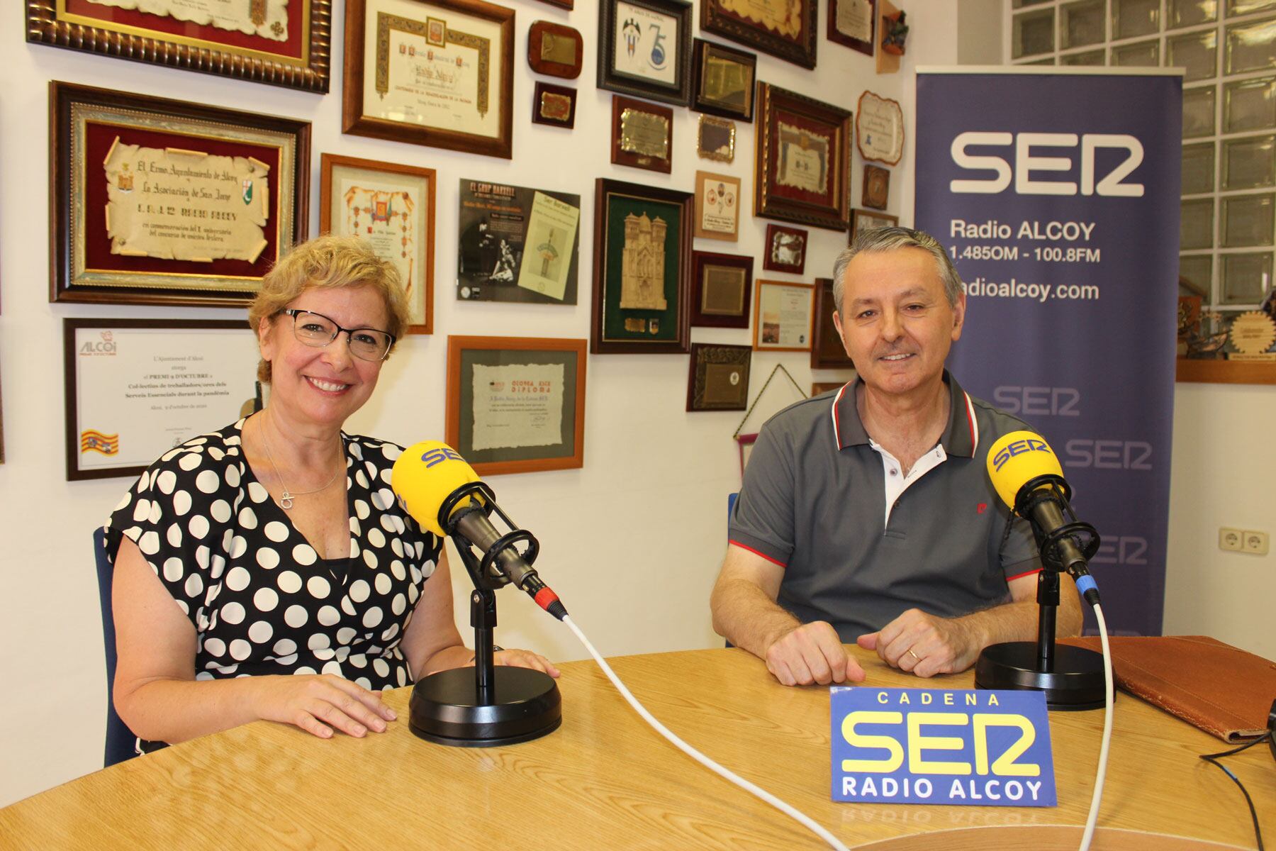 Paqui Javaloyes y Paco Seguí, en el estudio central de Radio Alcoy