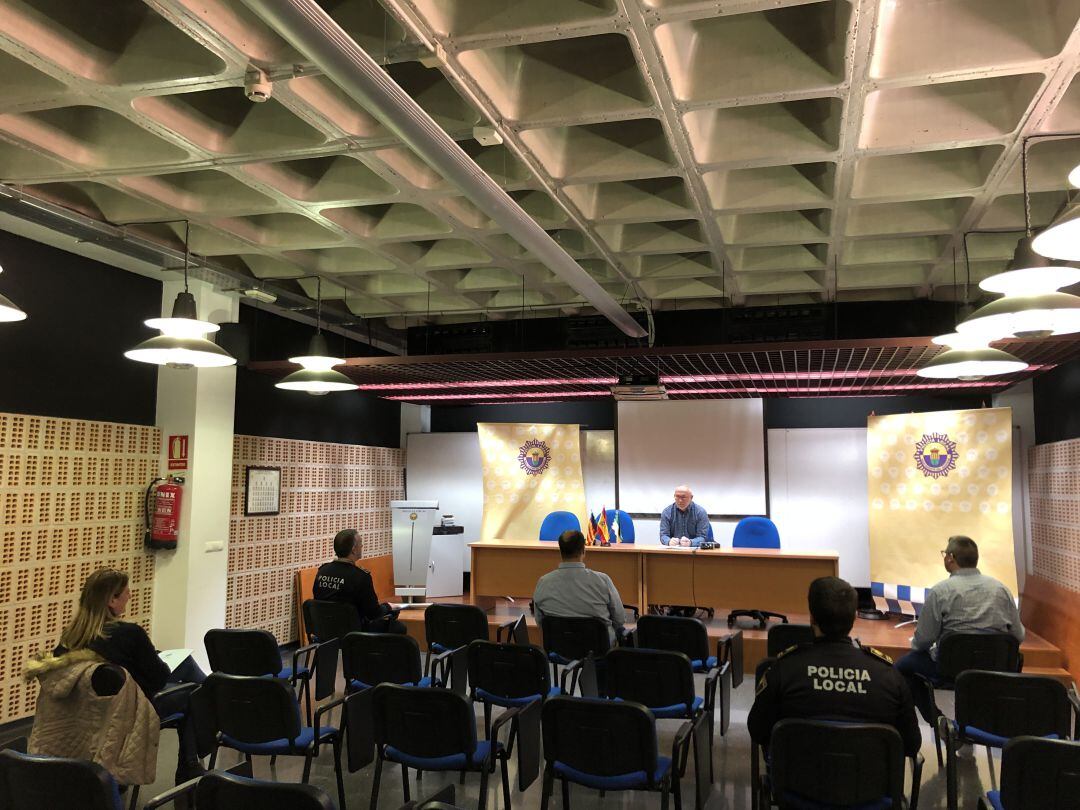 Reunión entre representantes municipales y agentes de la Policía Local