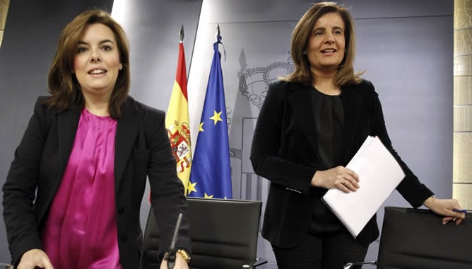 La vicepresidenta del Gobierno, Soraya Sáenz de Santamaría y la ministra de Empleo, Fátima Báñez, a su llegada a la rueda de prensa posterior a la reunión del Consejo de Ministros