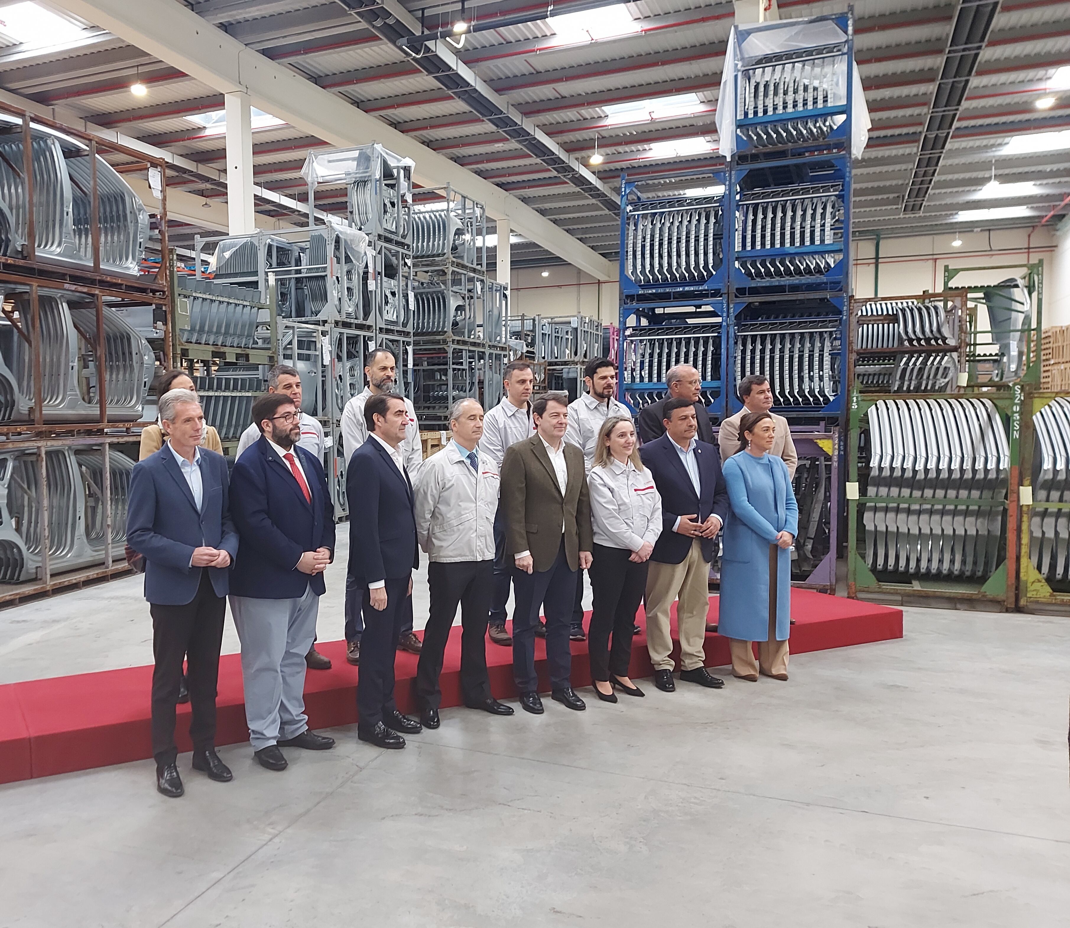 Autoridades y directivos de Nissan