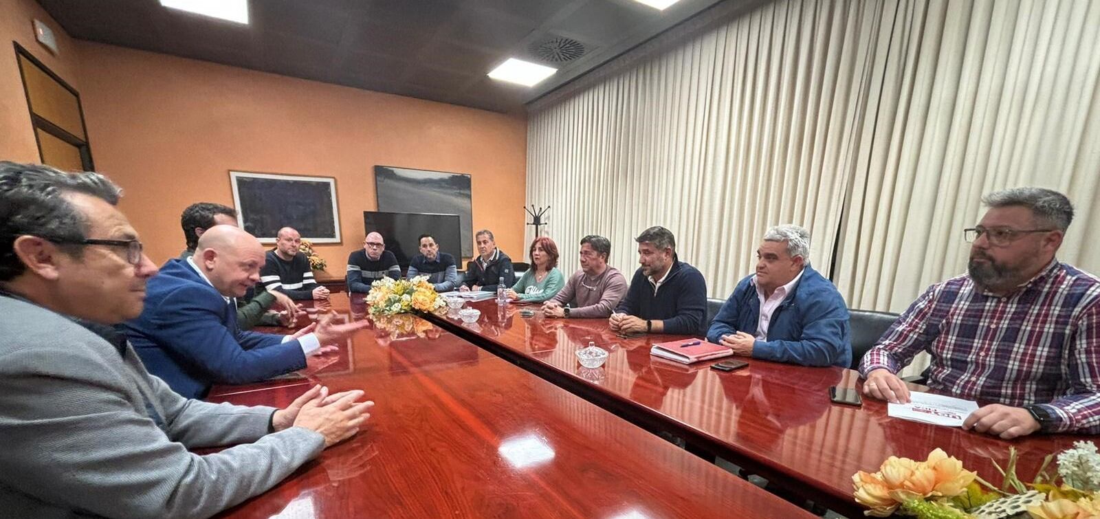 Reunión entre integrantes de CCOO y UGT con el alcalde de Dos Hermanas sobre el ERE en la antigua fábrica de latas.