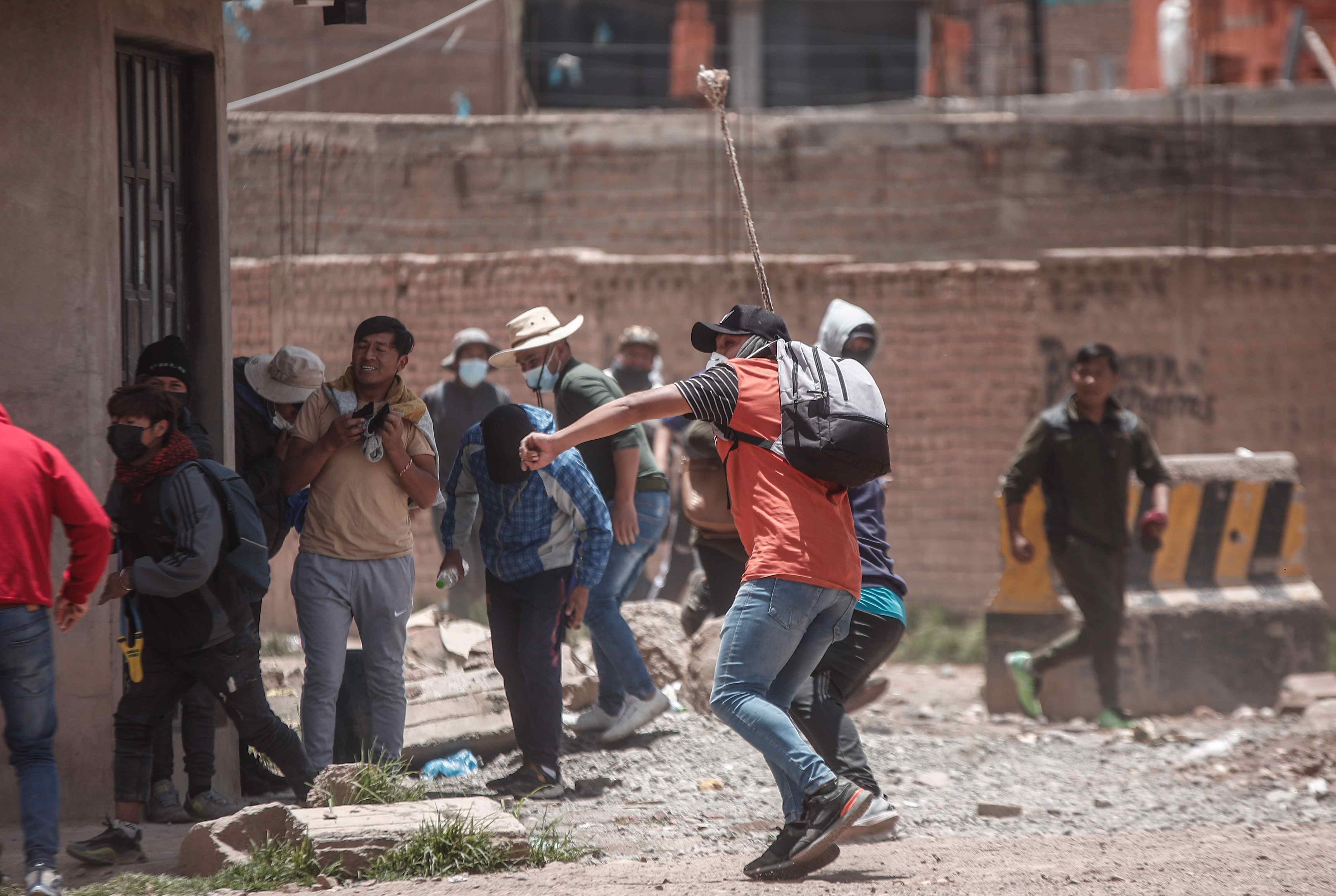 Manifestantes se enfrentan a la policía, en Juliaca (Perú)