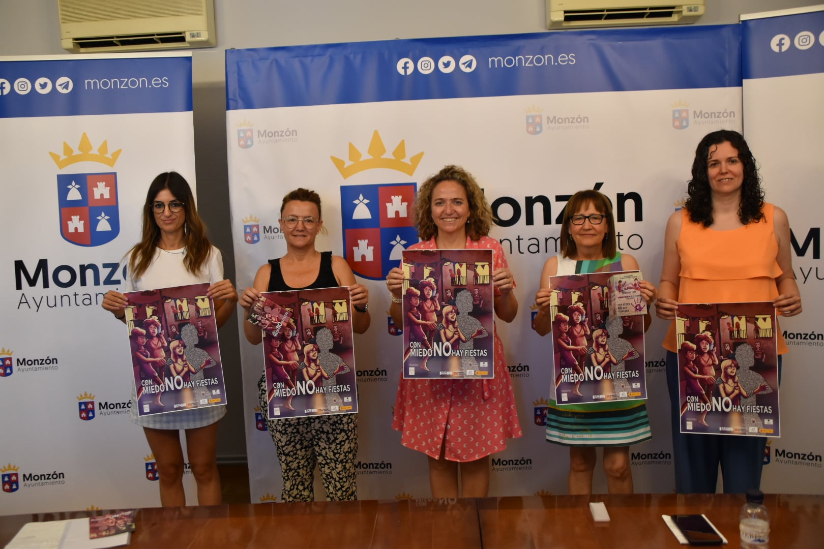 El Ayuntamiento de Monzón acogió la presentación de la campaña "Con miedo no hay fiestas"