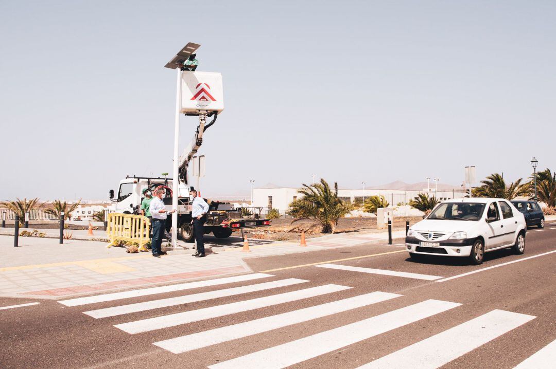 Oswaldo Betancort, alcalde de Teguise, y Eugenio Robayna, concejal de Vías y Obras contemplando la instalación de nuevas farolas en Costa Teguise.