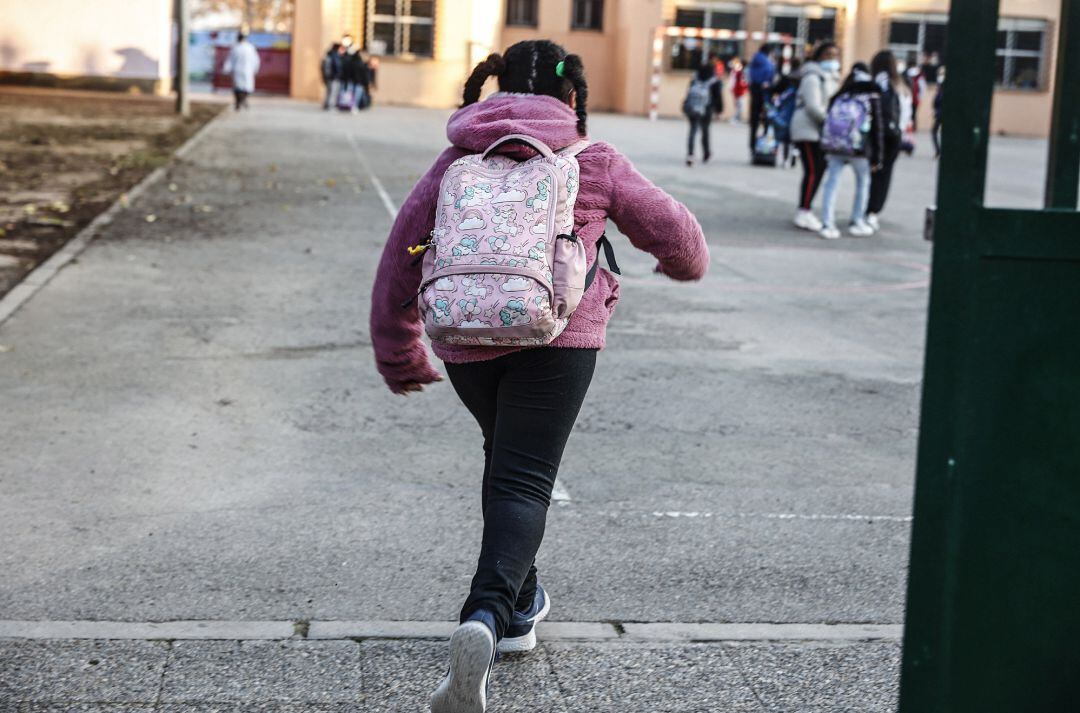 Una niña entra en el colegio público CEIP Antonio Machado