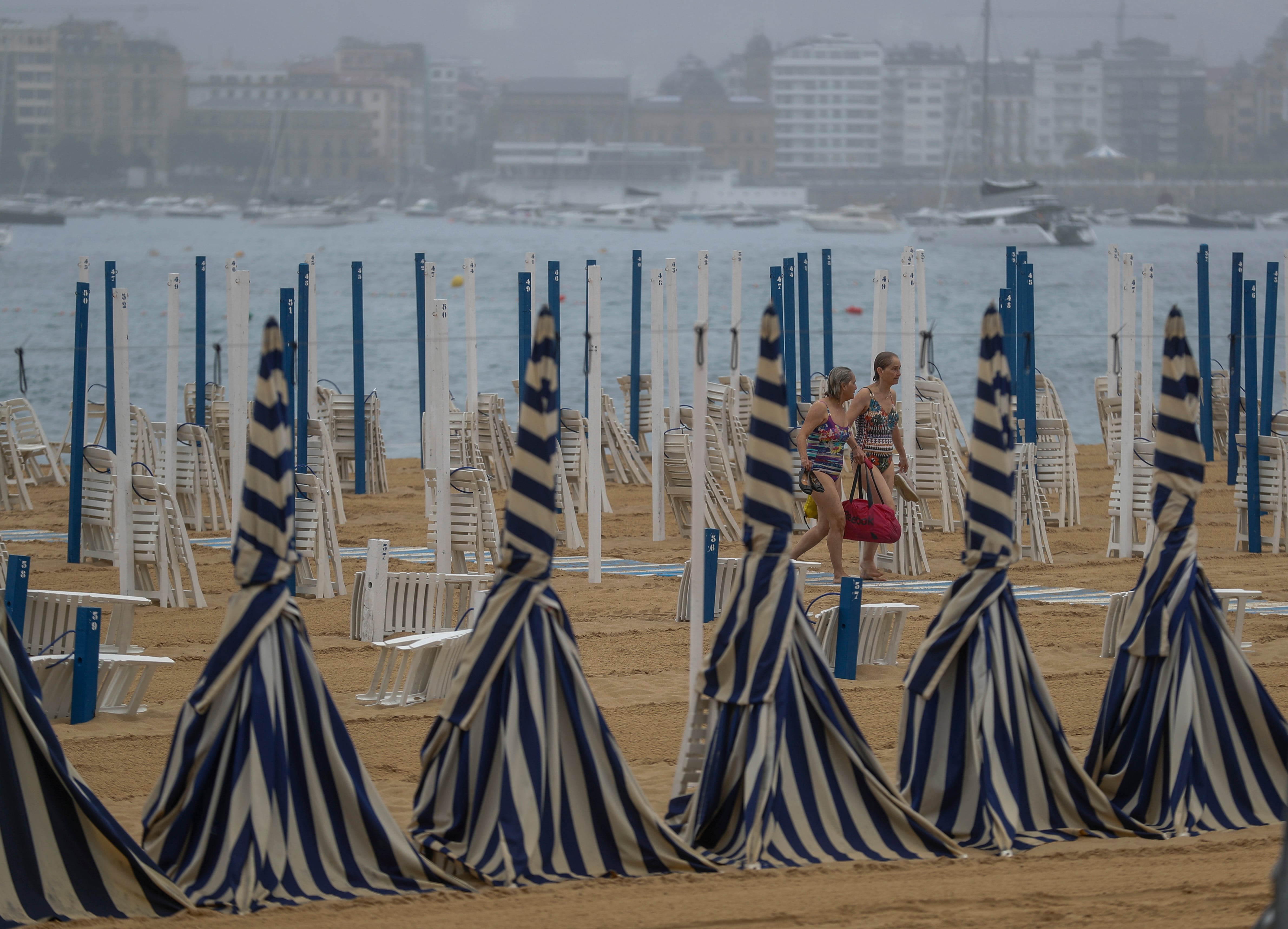 Unas bañistas caminan por la playa de Ondarreta de San Sebastián.