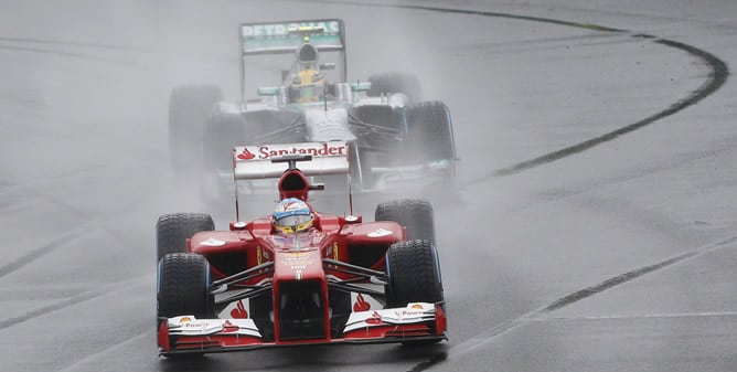 El español Fernando Alonso, por delante de Lewis Hamilton en la carrera de calificación Q1 para el GP de Australia