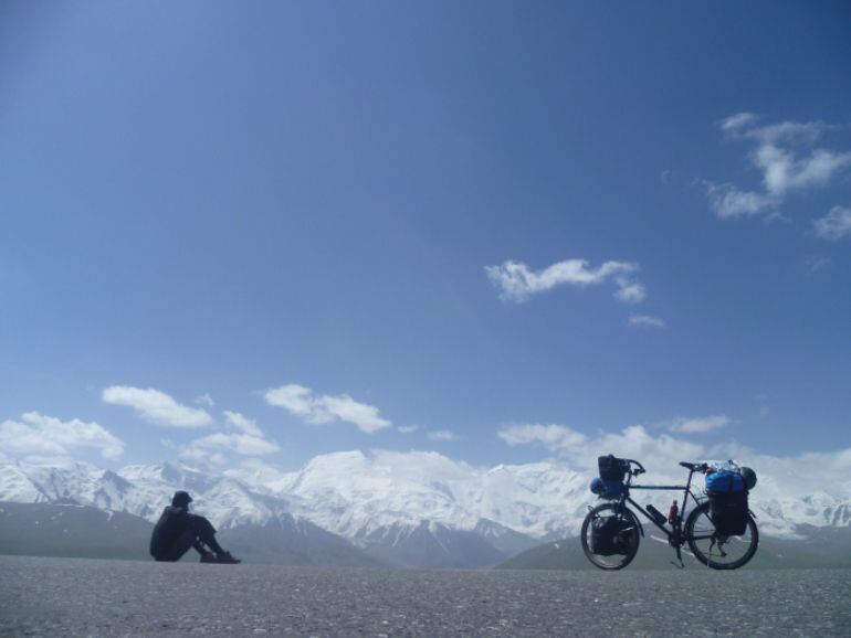 Mikel frente a la cordillera que separa Kirguistán de Tayikistán