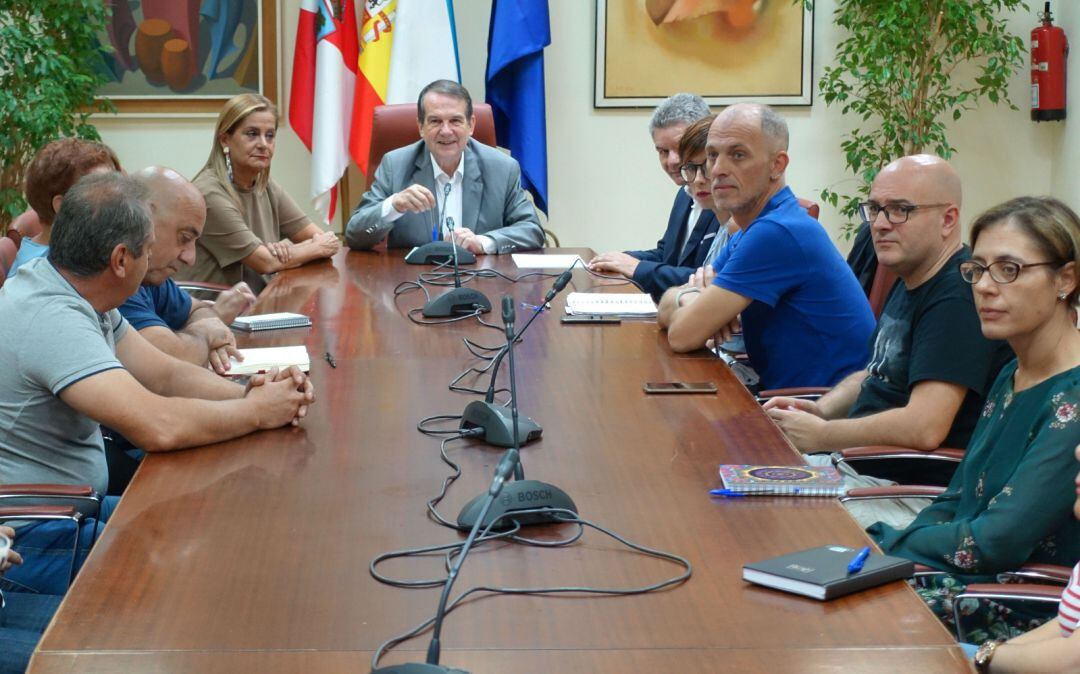 El alcalde Abel Caballero durante la reunión con el comité de empresa de Povisa. 
