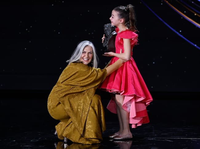 VALLADOLID, 10/02/2024.- La actriz Ane Gabarain (i) acompañada por la actriz Sofia Otero tras recibir el Goya a ´Mejor actriz de reparto´ por su trabajo en ´20.000 especies de abejas´ durante la ceremonia de entrega de la 38 edición de los Premios Goya que se celebra este sábado en Valladolid. EFE/Chema Moya.