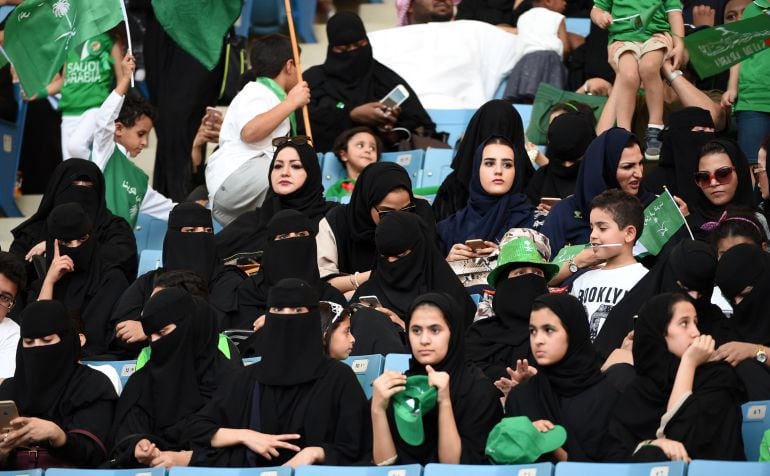 Las mujeres de Arabia Saudí pudieron asistir por primera vez a las celebraciones oficiales del día nacional de su país