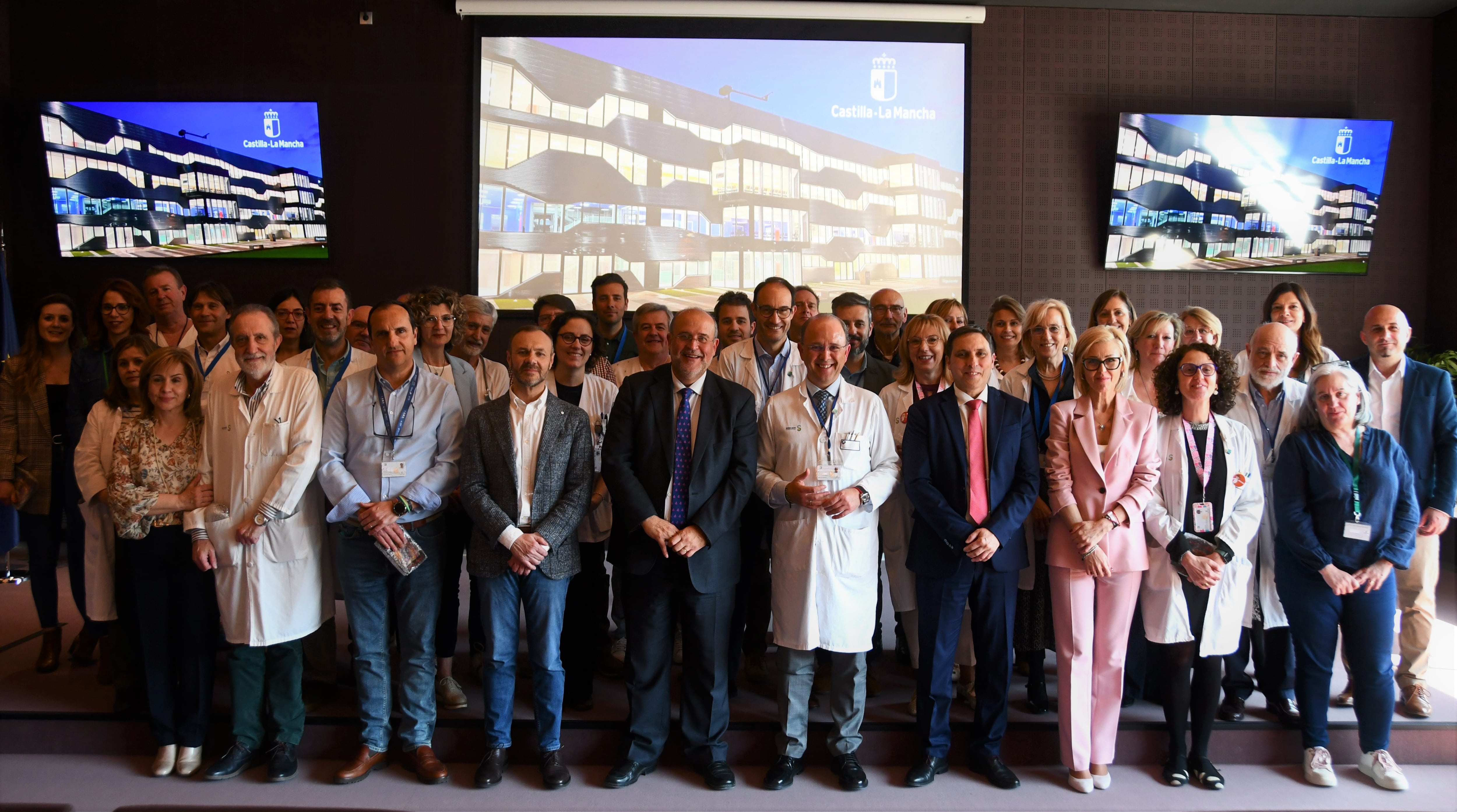 Foto de grupo entre trabajadores del Hospital Universitario de Cuenca y las autoridades locales y regionales tras culminar el traslado sanitario desde el Virgen de la Luz.