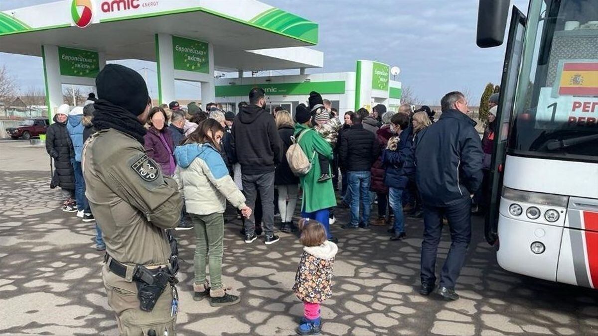 Los 150 españoles evacuados de Ucrania por la Policía Nacional en las últimas horas aterrizarán en Madrid &quot;a primera hora&quot; del lunes.