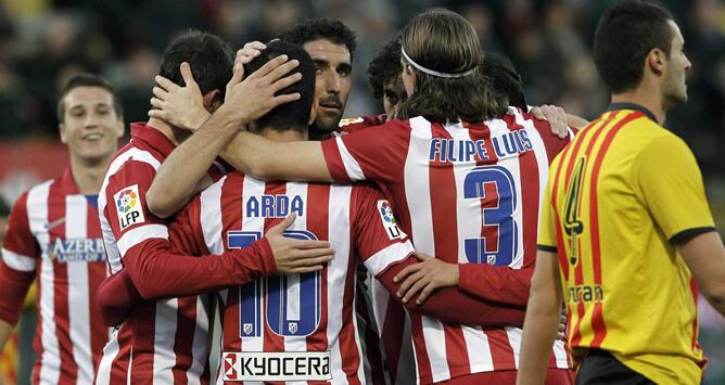 El centrocampista turco del Atlético de Madrid Arda Turan (c, de espaldas) celebra con sus compañeros el gol que ha marcado al Sant Andre